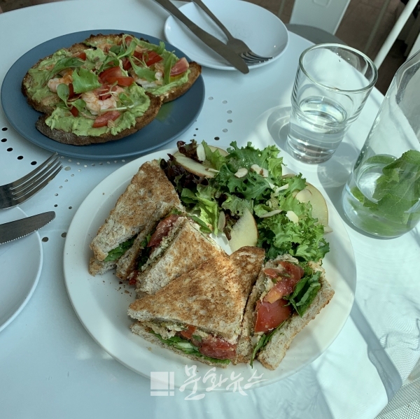 페스토 치킨과 쉬림프 아보카도 오픈 샌드위치