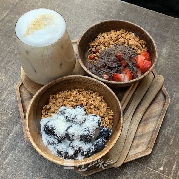 나무로 된 식기가 음식의 맛을 돋운다.