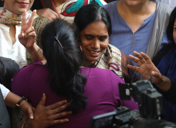 집행 후 안도하는 피해자의 가족, EPA/RAJAT GUPTA/연합뉴스