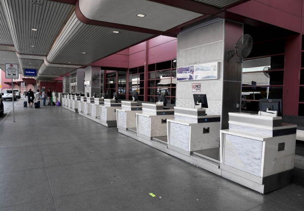 (사진출처=Ethan Miller/Getty Images/AFP/연합뉴스) McCarran 국제공항의 빈 American Airline Check-in 카운터