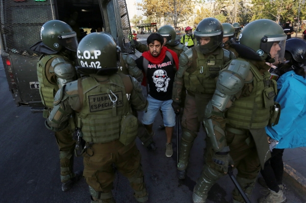 (사진출처=EPA/ELVIS GONZALEZ/연합뉴스)시위자를 연행해가는 경찰들