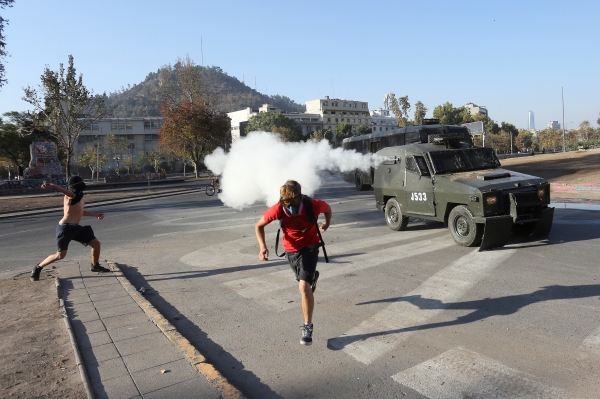 (사진출처=EPA/ELVIS GONZALEZ/연합뉴스)진압 경찰과 충돌한 시위단