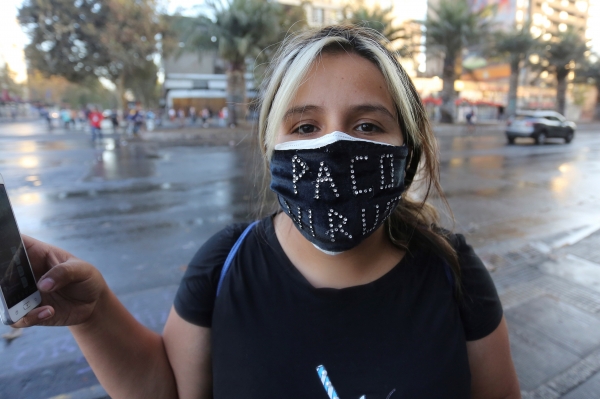 (사진출처=EPA/ELVIS GONZALEZ/연합뉴스)마스크를 쓰고 시위에 참여한 시민