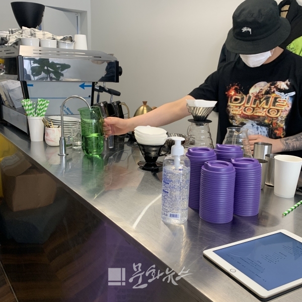 커피를 만들고 있는 카모플라쥬의 바리스타