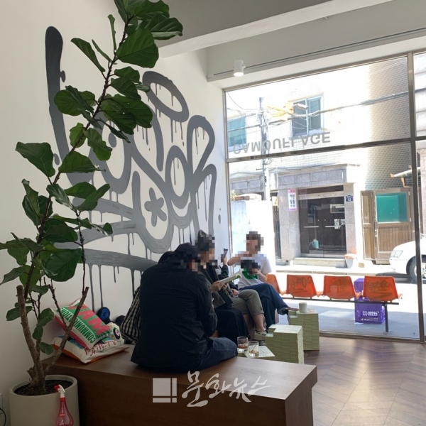 카모플라쥬에서 커피를 마시는 손님들