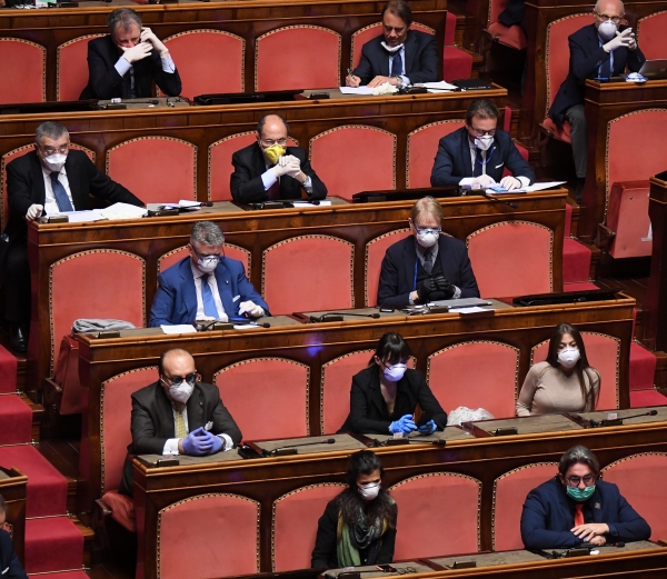 마스크를 쓰고 연설을 듣는 이탈리아 상원의원들, Xinhua/연합뉴스