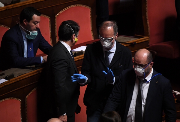 마스크를 쓰고 있는 이탈리아 상원의원들, Xinhua/연합뉴스