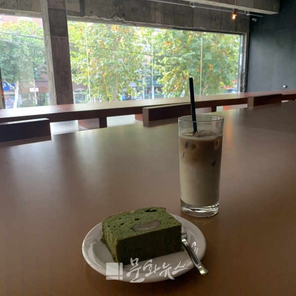서울 연희동 앤트러사이트 커피 아이스 카페라떼, 말차 밤 파운드