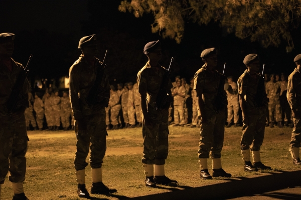 정렬된 남아공 군인들, EPA/KIM LUDBROOKMembers of the South African National Defense Force (SANDF) deploy hours before the announced 21-day national lockdown following president Cyril Ramaphosaapos;s declaration of a national disaster due to the ongoing coronavirus COVID-19 pandemic in Johannesburg, South Africa, 26 March 2020. The national lockdown declared by Ramaphosa will start on 26 March 2020 at midnight and continue for 21 days.