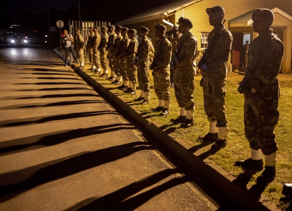 무장한 남아공 군인들, EPA/KIM LUDBROOK