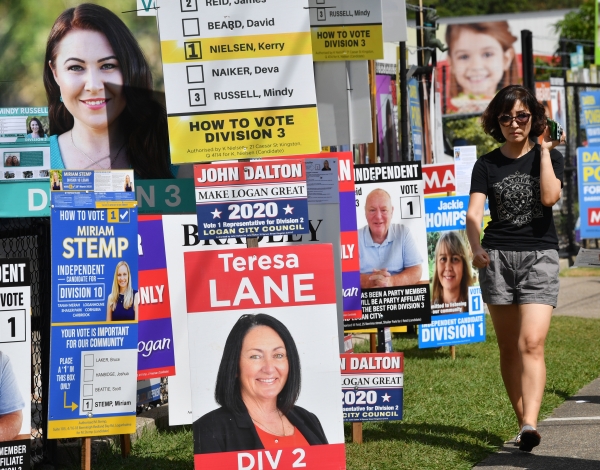 선거광고를 지나가는 한 여성, Darren England/EPA/연합뉴스