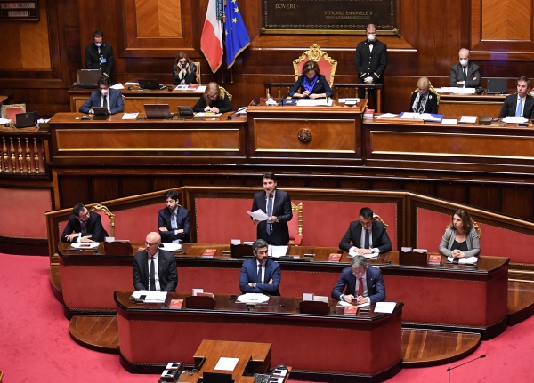 상원 연설 중인 주세페 콩테 총리, Xinhua/연합뉴스​​​​​​​Italian Prime Minister Giuseppe Conte addresses the Senate, in Rome, Italy, March 26, 2020. Giuseppe Conte on Thursday reported to the Senate on his governmentapos;s actions to date and to describe future measures to counteract the economic fallout from the virus. Earlier this month, the government approved a 25-billion-euro package for the national healthcare system, workers, families and the business sector. Conte told the Senate that his government is at work on a new package quot;with additional allocations of no less than the 25 billion (euros) we have already allocated.