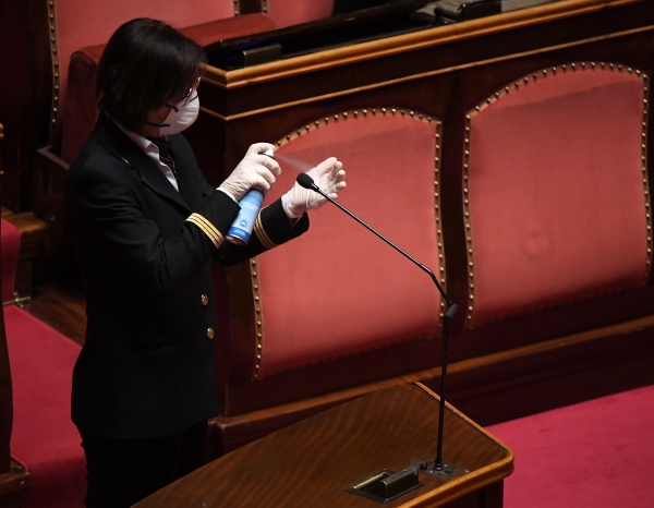 마이크를 소독하는 모습, Xinhua/연합뉴스​​​​​