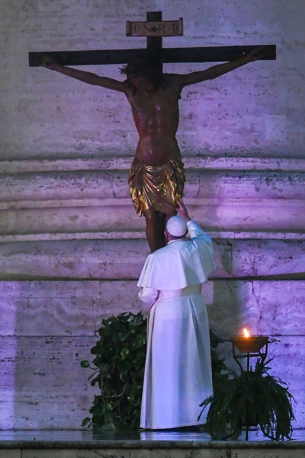 십자가상에 축복을 내리는 프란치스코 교황, EPA/VATICAN