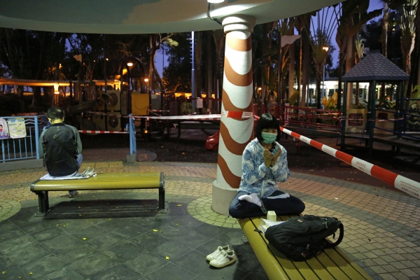 epaselect epa08329868 A branch of Starbucks enforces social distancing among its customers by taping off tables and chairs in Hong Kong, China, 29 March 2020. As of noon 29 March public hospitals had reported to the Department of Health the admission of 204 patients in the past 24 hours who met the reporting criteria of SARS-CoV-2 coronavirus, which causes the COVID-19 disease. There are 540 patients under isolation currently. EPA/JEROME FAVRE