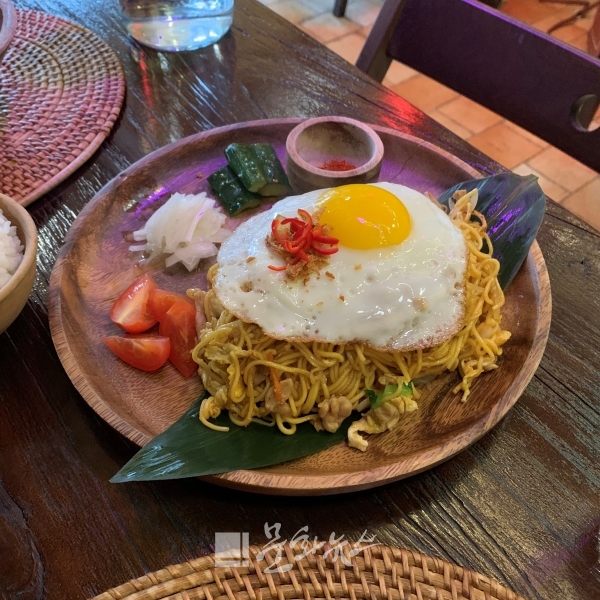 릴린의 미고랭, 인도네시아 전통 요리로 여러 가지 채소와 고기, 해산물 등을 면과 함께 볶은 음식이다.