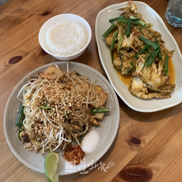 타이로띠 팟타이와 푸 팟퐁 커리