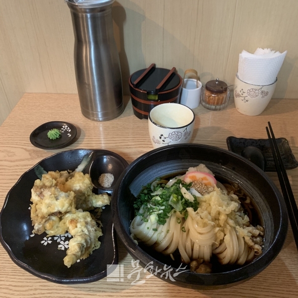 가미우동 닭튀김을 추가한 세트메뉴