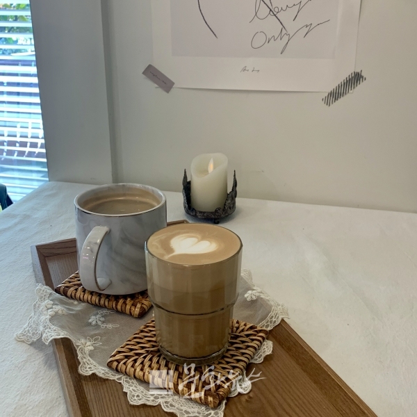 메이텐의 카페라떼와 아메리카노