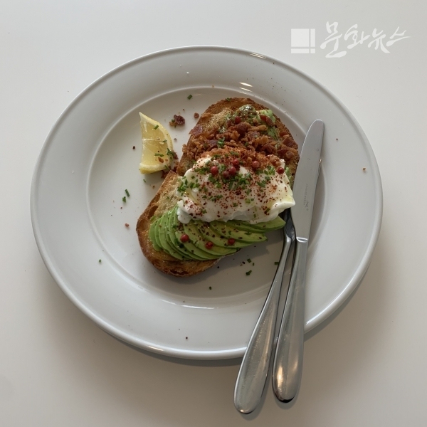 홍대 브런치 카페 루바브, 아보카도 토스와 수란