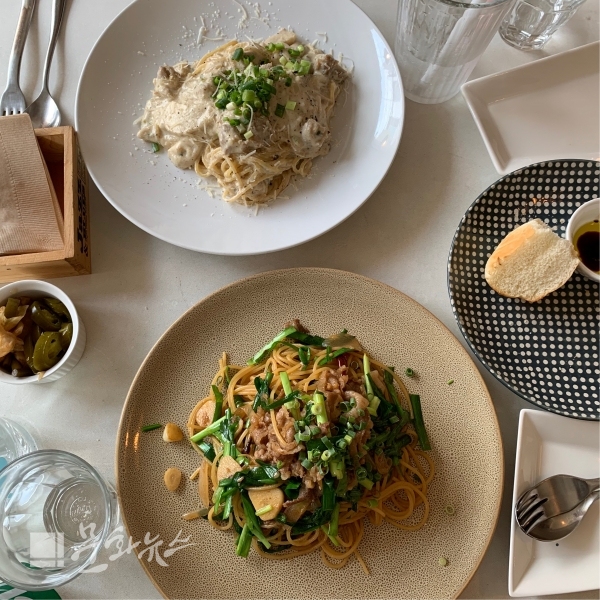연희동 파스타 맛집 밀스의우삼겹 가득 간장 파스타(하)와 찐한 들깨크림 파스타(상)