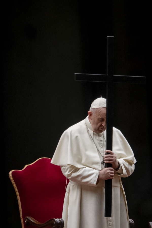 십자가를 든 프란치스코 교황, Gennari/Pool/Spaziani/UPIPope Francis is seen during Good Fridayapos;s Way of the Cross (Via Crucis) at St. Peterapos;s Square in The Vatican on Friday, April 10, 2020, during the lockdown aimed at curbing the spread of the COVID-19 infection.