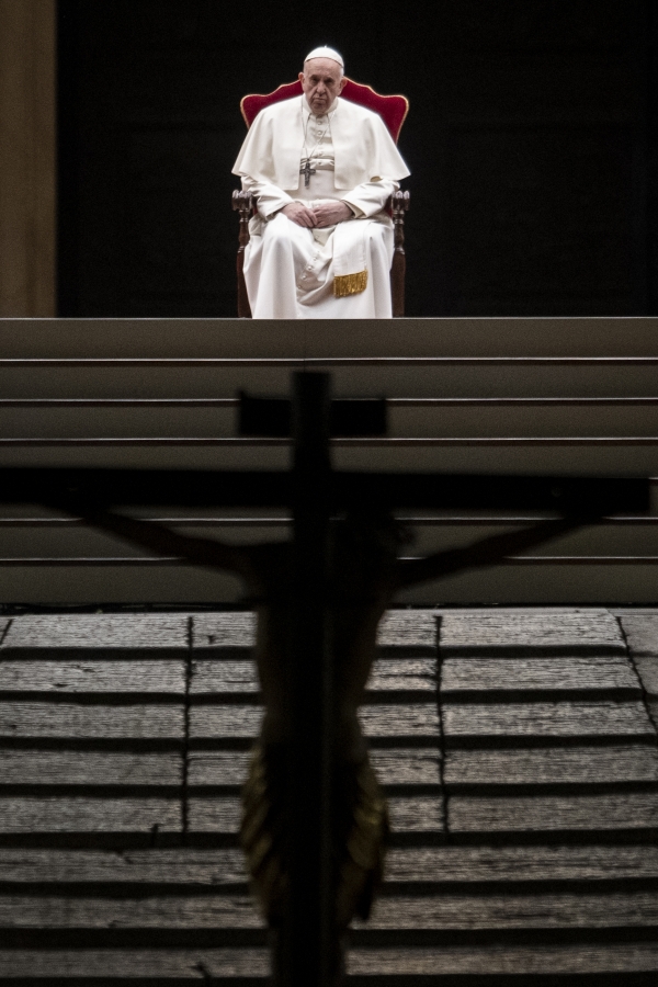 십자가에 못 박힌 예수상을 바라보는 프란치스코 교황, Gennari/Pool/Spaziani/UPI