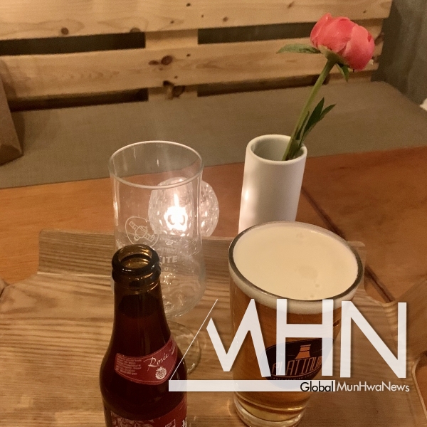 모든 테이블엔 초와 생화 한 송이가 있다. 잠실 송리단길 루프탑 비스트로 펍 아낙네그루브