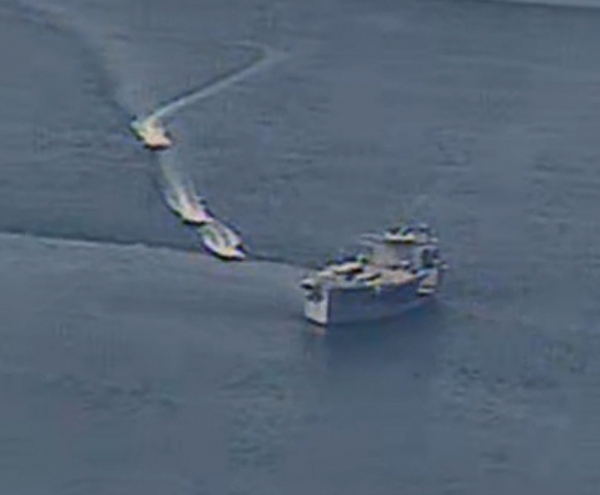 위협 기동 중인 이란 함정, U.S. Navy/AFP/연합뉴스