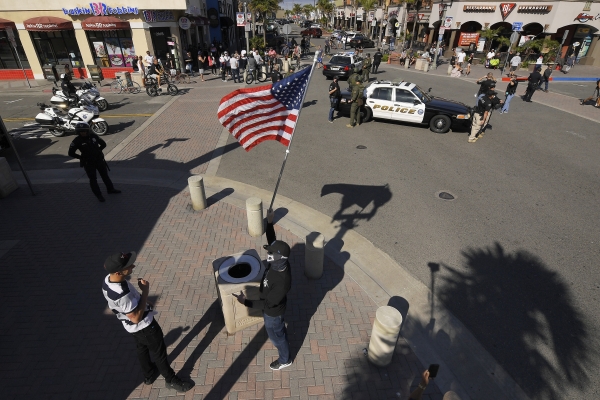 시위대를 막는 경찰, AP Photo/Mark J. Terrill/연합뉴스