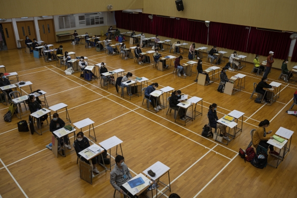 모의시험 치루는 홍콩 학생들, Jerome Favre/Pool Photo via AP/연합뉴스