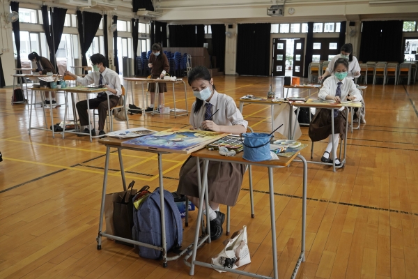 모의시험 치루는 홍콩 학생, AP Photo/Kin Cheung