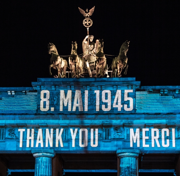 불을 밝힌 브란덴부르크 문, EPA/FILIP SINGER/연합뉴스