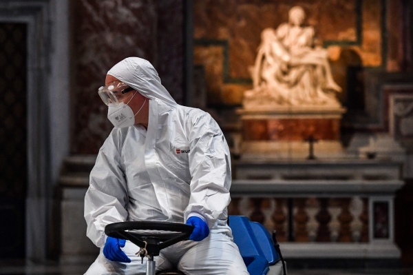 산피에트로대성당을 소독하는 사람들, Alberto PIZZOLI / AFP