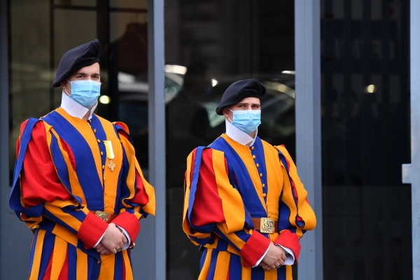 바티칸 교황궁을 지키는 스위스 근위대, Alberto PIZZOLI / AFP