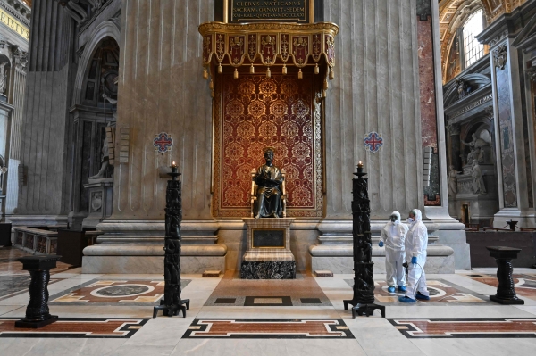 산피에트로대성당을 소독하는 사람들, Alberto PIZZOLI / AFP
