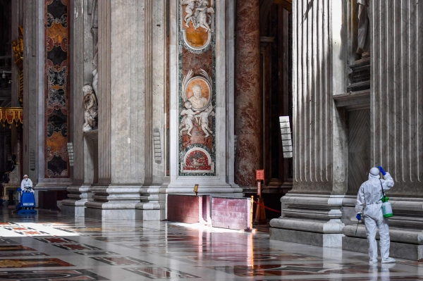 산피에트로대성당을 소독하는 사람들, Alberto PIZZOLI / AFP