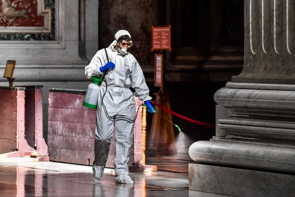 산피에트로대성당을 소독하는 사람들, Alberto PIZZOLI / AFP