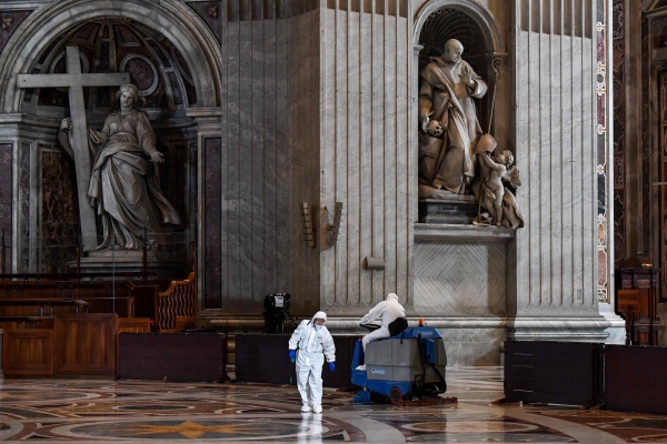 산피에트로대성당을 소독하는 사람들, Alberto PIZZOLI / AFP