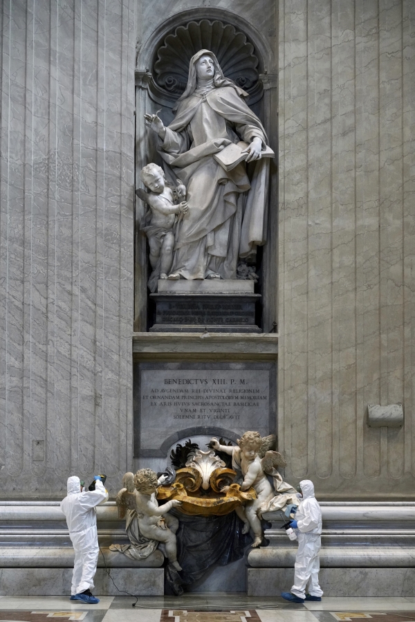 산피에트로대성당을 소독하는 사람들, Alberto PIZZOLI / AFPWorkers in protective gear sanitize the interior of St. Peterapos;s Basilica, at the Vatican, Friday, May 15, 2020. Churches in Italy are are preparing to reopen to the public for masses from May 18 after Italy partially lifted restrictions last week following a two-month lockdown due to COVID-19.