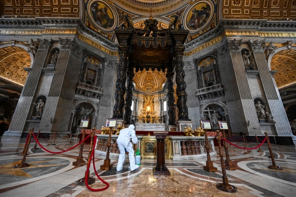 산피에트로대성당을 소독하는 사람들, Alberto PIZZOLI / AFP