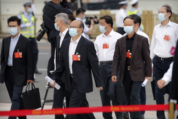 마스크를 쓴 채 회의에 참석하는 대표단, EPA/ANDY WONG / POOL / 연합뉴스