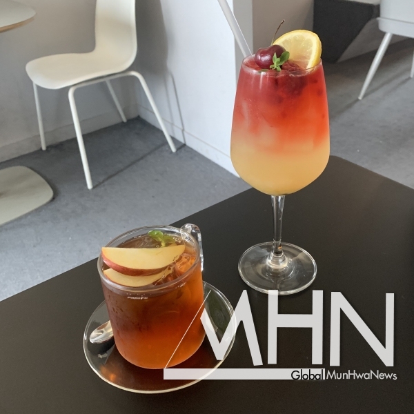 카페 시너리의 청귤청 에이드와 사과 차