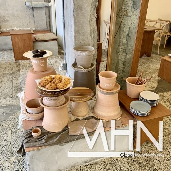 도자기 위에 진열된 스콘들, 성수 카페 마를리