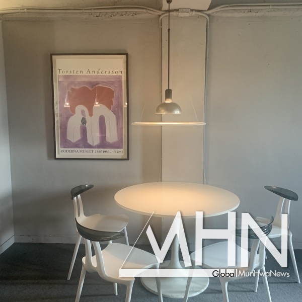 조명이 독특한 성수 카페 시너리