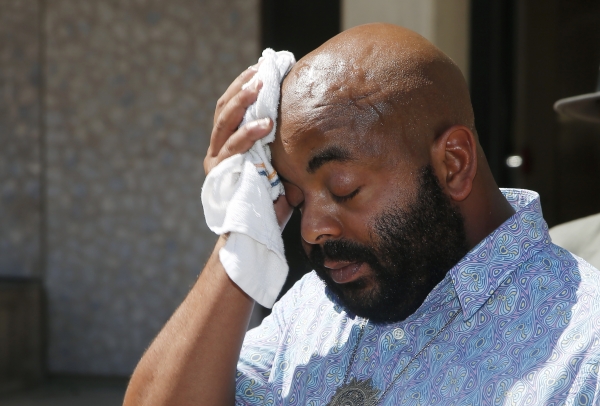 머리의 땀을 닦는 Jarrett Maupin 목사, 연합뉴스 / AP Photo / Ross D. Franklin