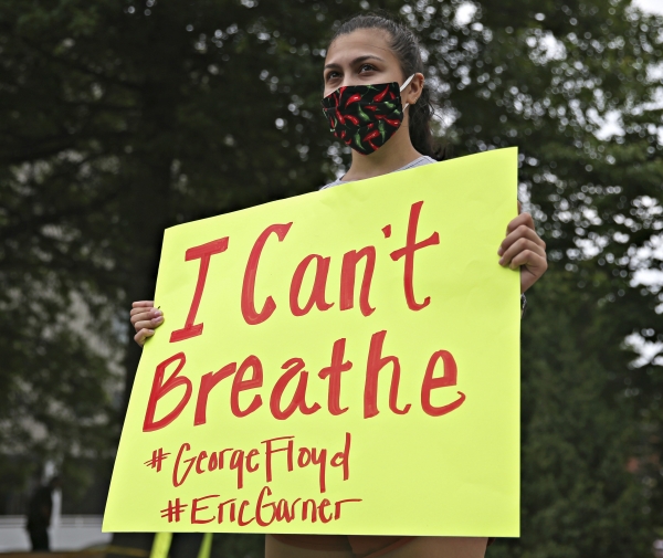 'I Cant't Breathe'라는 팻말을 들고 있는 시위자, 연합뉴스 / Erin Edgerton / The Daily Progress via AP