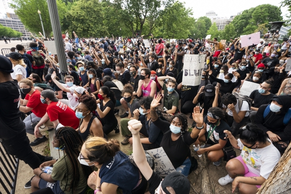 백악관 앞에서 시위하는 사람들, 연합뉴스 / EPA / JIM LO SCALZO