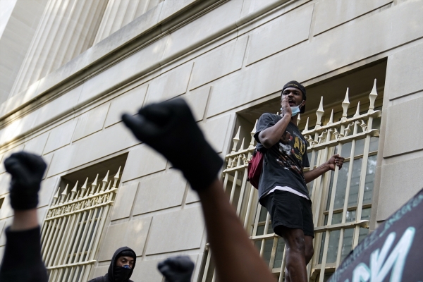 백악관 근처에서 시위하는 사람들, 연합뉴스 / AP Photo / Evan Vucci