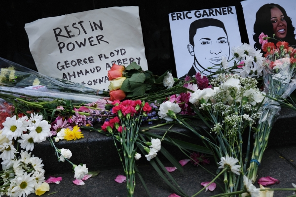 George Floyd를 추모하는 사람들이 놓은 꽃, 연합뉴스 / Spencer Platt / AFP